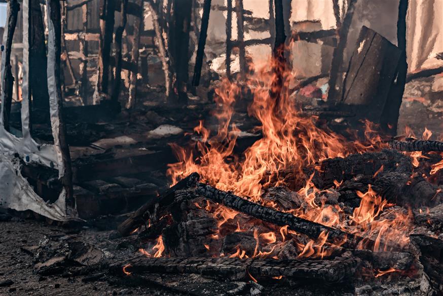 Από την πυρκαγιά στο ΚΥΤ στο Βαθύ Σάμου, τον Νοέμβριο του 2020. (EUROKINISSI/ΜΑΝΩΛΗΣ ΘΡΑΒΑΛΟΣ)