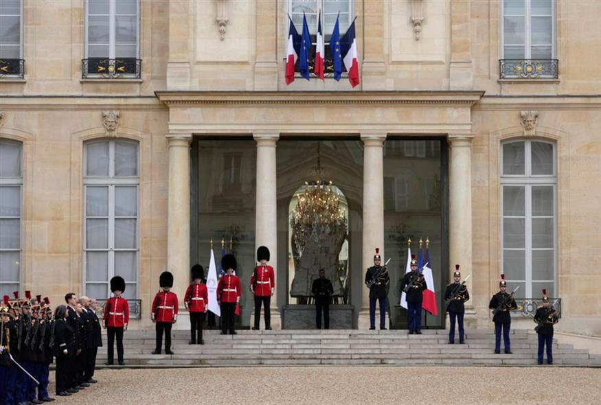 Μέλη της γαλλικής φρουράς αντάλλαξαν θέσεις με Βρετανούς στρατιώτες στο Μέγαρο Ελιζέ (EPA/THIBAULT CAMUS / POOL MAXPPP OUT)