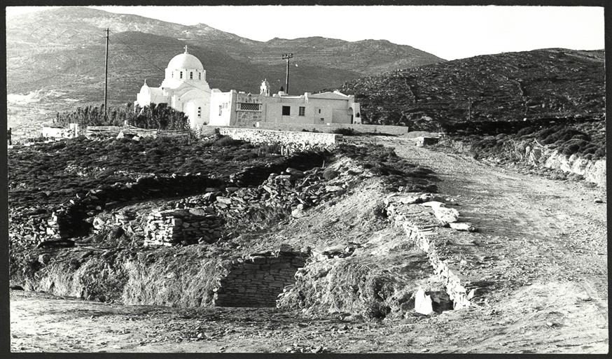 Άποψη της ανασκαφής στην Αγία Θέκλα, στην Τήνο, το 1979. ©Αρχείο της εν Αθήναις Αρχαιολογικής Εταιρείας