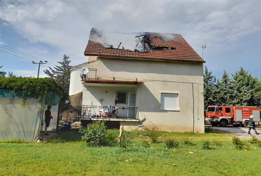 Κεραυνός χτύπησε κατοικημένο σπίτι στη Λάρισα (gallery)