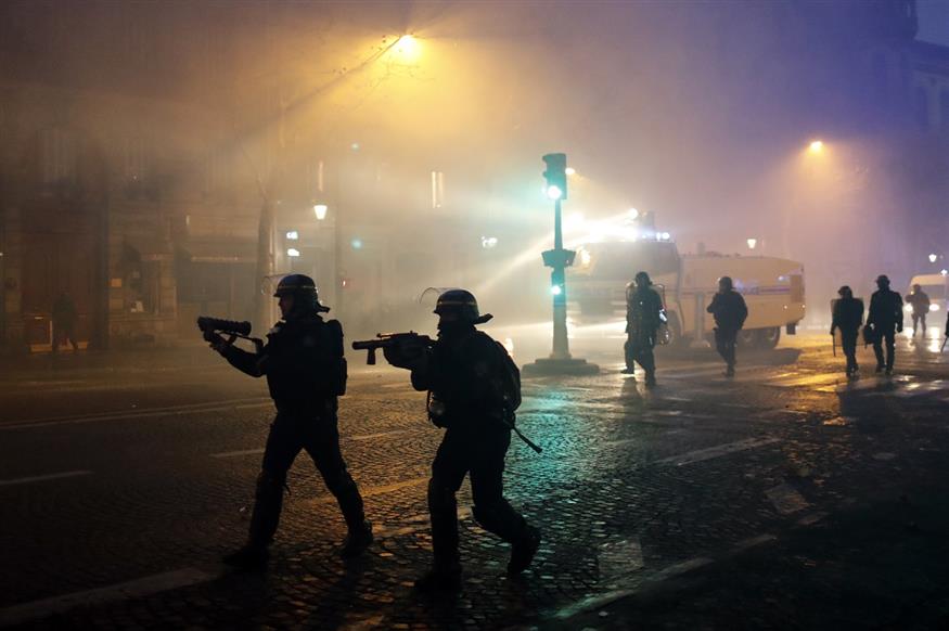 Οι Γάλλοι αστυνομικοί έτοιμοι να ρίξουν οπουδήποτε - αλλά και να ζητήσουν συγγνώμη! (AP Photo/Thibault Camus)