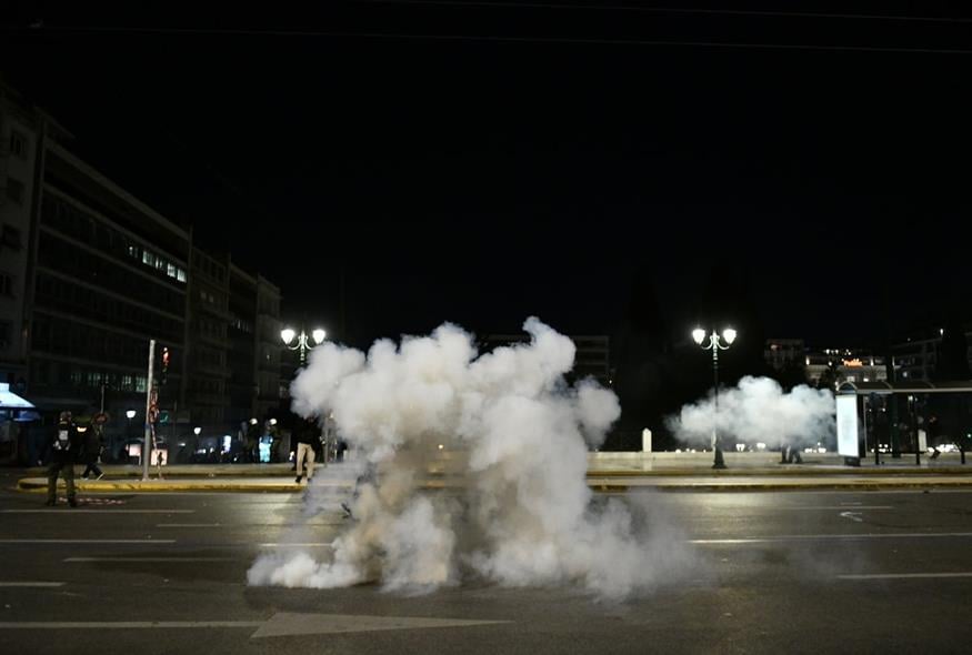 Επεισόδια στο κέντρο της Αθήνας μετά τη διαμαρτυρία για το σιδηροδρομικό δυστύχημα (ΤΑΤΙΑΝΑ ΜΠΟΛΑΡΗ/EUROKINISSI)