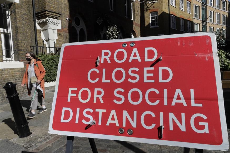 Οι δρόμοι κλείνουν στο Μεγάλο Νησί για λόγους κοινωνικής απόστασης  (AP Photo/Kirsty Wigglesworth)