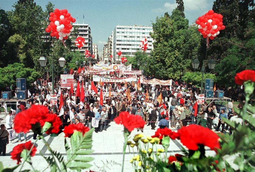Φωτογραφία αρχείου από συγκέντρωση στο Σύνταγμα για τον εορτασμό της Πρωτομαγιάς το 2002 (EUROKINISSI)