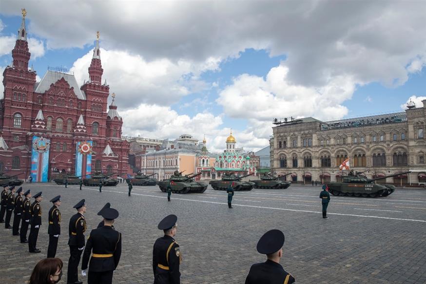 Τα ρωσικά T-72B3 κάποτε τα καμάρωναν στην Κόκκινη Πλατεία, τώρα... τα επισκευάζουν στο Κίεβο. /copyright Ap Photos