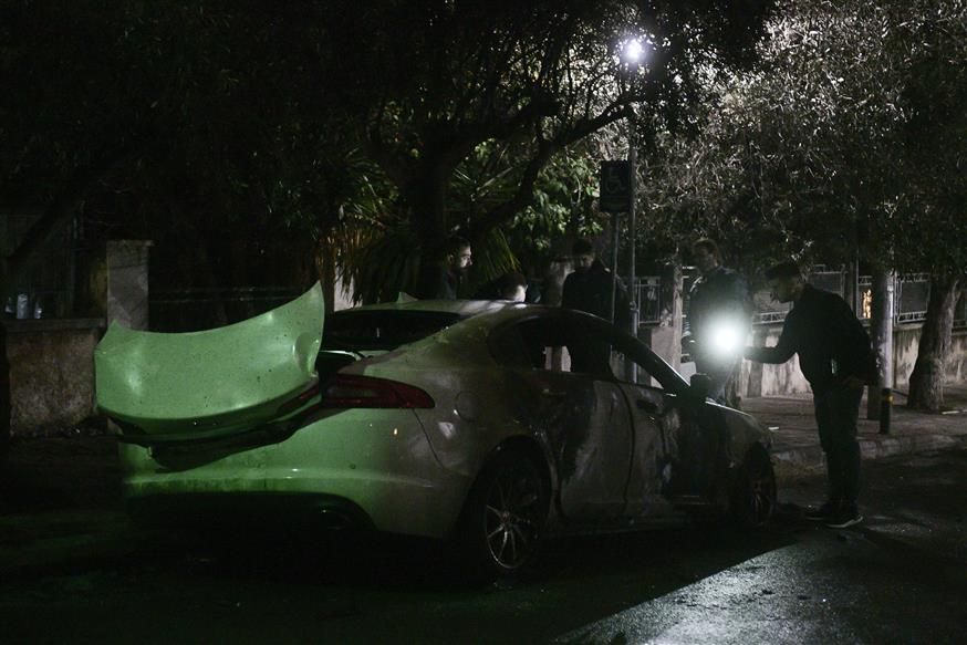 Το αυτοκίνητο του Νίκου Καραμανλή, που καταστράφηκε από την έκρηξη (eurokinissi)