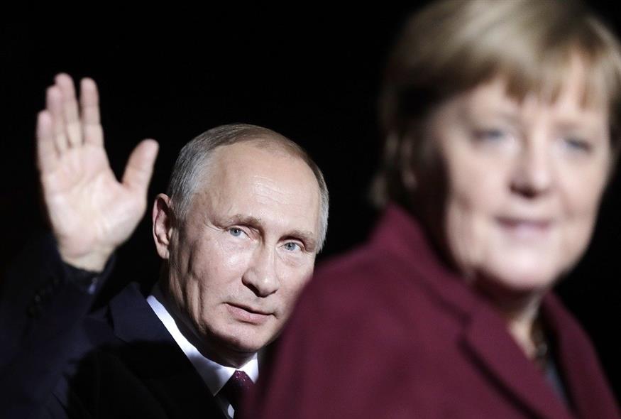 Η Άνγκελα Μέρκελ με τον Βλαντίμιρ Πούτιν (φωτογραφία αρχείου / Associated Press)