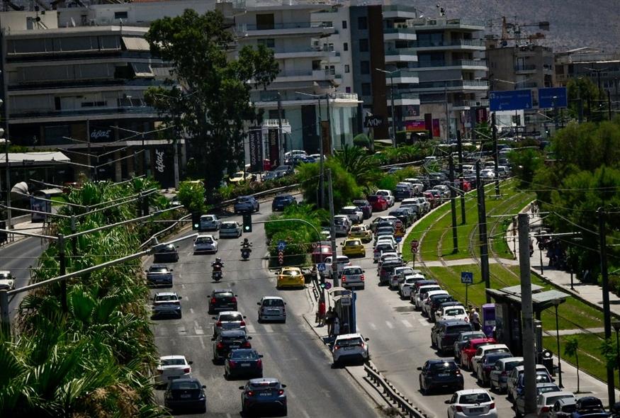 Αυξημένη κίνηση στην παραλιακή (ΜΙΧΑΛΗΣ ΠΑΠΑΝΙΚΟΛΑΟΥ/EUROKINISSI)
