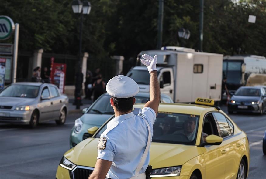 Τροχονόμος στο κέντρο της Αθήνας (ΓΙΩΡΓΟΣ ΚΟΝΤΑΡΙΝΗΣ/EUROKINISSI)