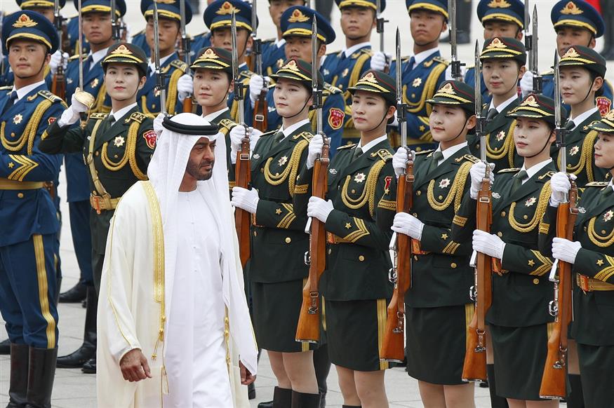 Ο ισχυρός άνδρας των Ηνωμένων Αραβικών Εμιράτων, Μοχάμεντ μπιν Ζαγέντ, κατά τη διάρκεια επίσκεψής του στην Κίνα (AP PhotoAndy Wong)