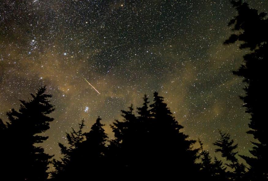 Mετεωρίτης διασχίζει τον ουρανό κατά τη διάρκεια της ετήσιας βροχής Περσείδων / Bill Ingalls/NASA via AP