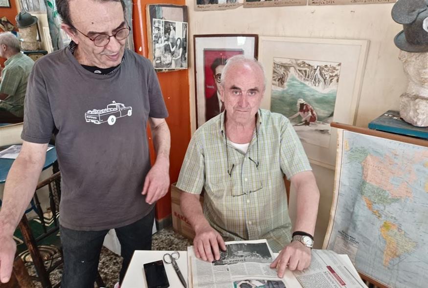 Ο Χρήστος Βάνας με τον Γιάννη Παπαϊωάννου που αποδελτιώνει δημοσιεύματα για τη Μουριά | © Χριστίνα Τσαμουρά Ο Χρήστος Βάνας με τον Γιάννη Παπαϊωάννου που αποδελτιώνει δημοσιεύματα για τη Μουριά | © Χριστίνα Τσαμουρά