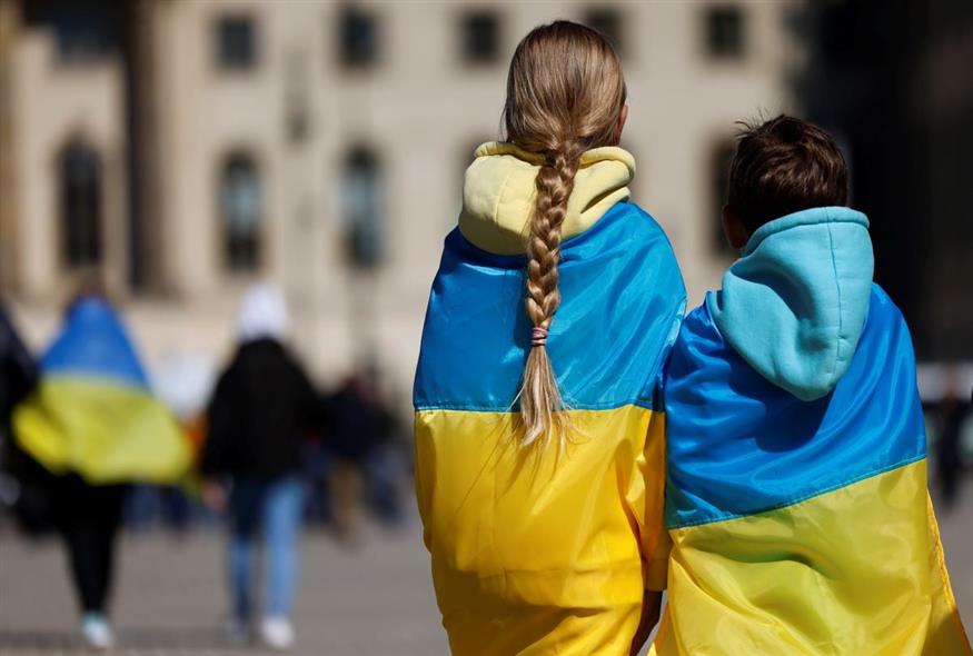 Παιδιά με την ουκρανική σημαία (AP Photo/Hannibal Hanschke)