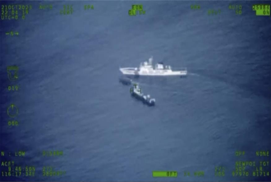 Κινέζικο με Φιλιππινέζικο πλοίο (Armed Forces of the Philippines via AP)