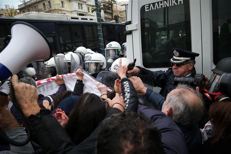 Ένταση μεταξύ διαδηλωτών και αστυνομικών, στο κέντρο της Αθήνας. Ένα από τα κλισέ καρέ της πόλης (EUROKINISSI / ΒΑΣΙΛΗΣ ΡΕΜΠΑΠΗΣ)