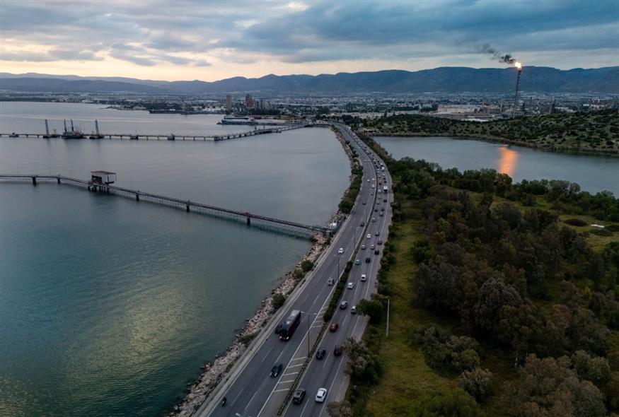 Κίνηση αυτοκινήτων από εκδρομείς στη λεωφόρο Αθηνών στο ύψος Χαϊδαρίου (INTIME)