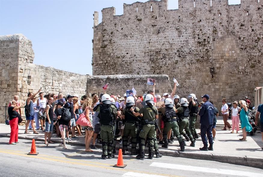 Διαμαρτυρία για την άξιξη του Ισραηλινού κρουαζιερόπλοιου «CROWN IRIS» στο λιμάνι της Ρόδου Διαμαρτυρία για την άξιξη του Ισραηλινού κρουαζιερόπλοιου «CROWN IRIS» στο λιμάνι της Ρόδου
