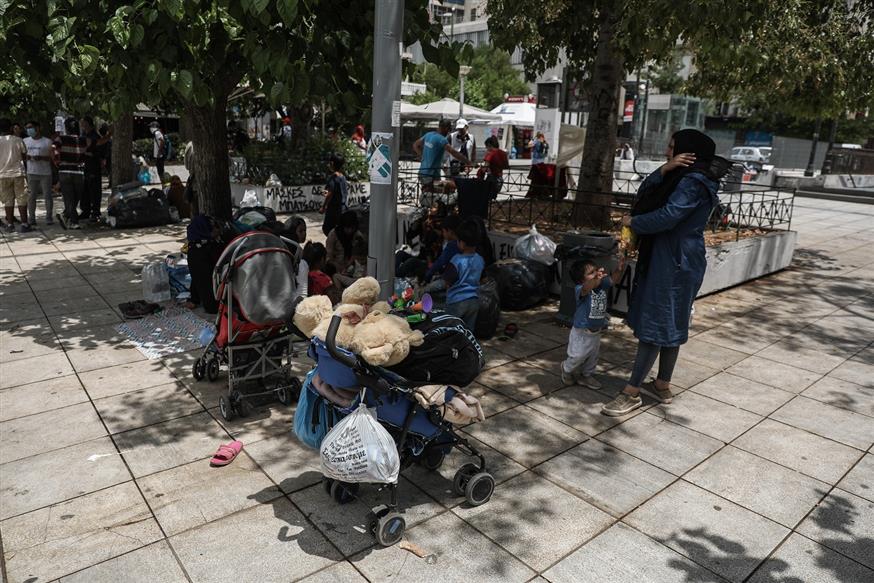 Πρόσφυγες και μετανάστες στην πλατεία Βικτωρίας (EUROKINISSI/ΣΤΕΛΙΟΣ ΜΙΣΙΝΑΣ)