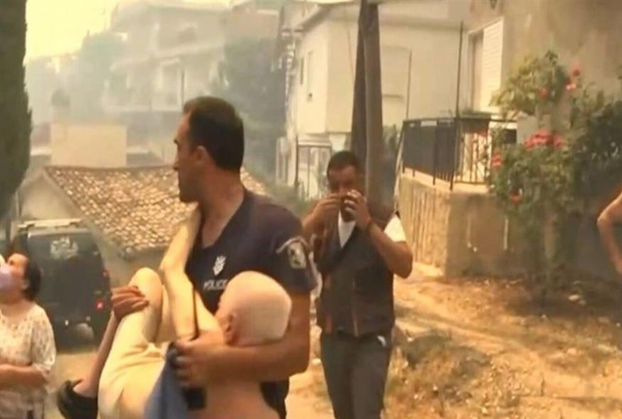 Αστυνομικός σώζει παππού στην Πάτρα από τη φωτιά/Glomex
