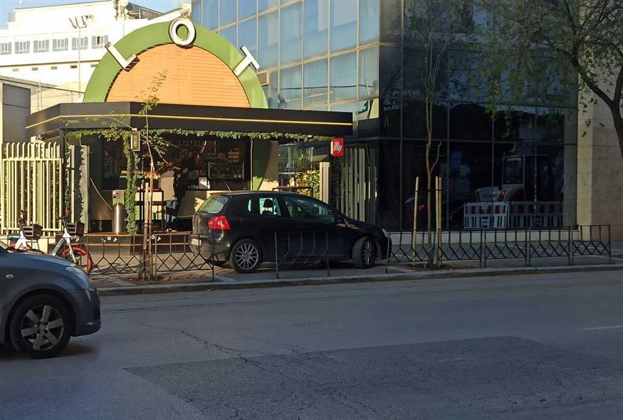 ΙΧ πάρκαρε πάνω σε πεζοδρόμιο στη Θεσσαλονίκη/facebook