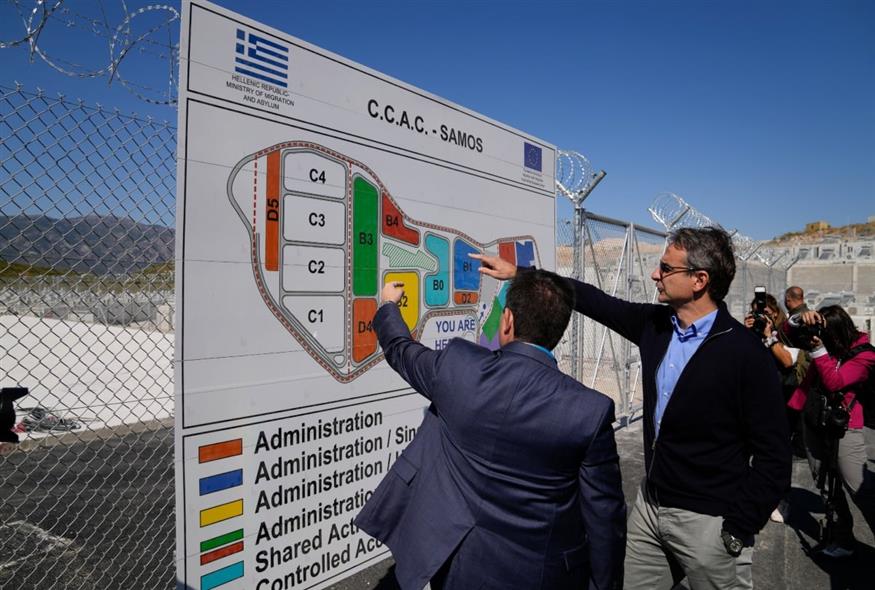 Επίσκεψη Κυριάκου Μητσοτάκη στη δομή μεταναστών στη Σάμο (AP) Επίσκεψη Κυριάκου Μητσοτάκη στη δομή μεταναστών στη Σάμο (AP)