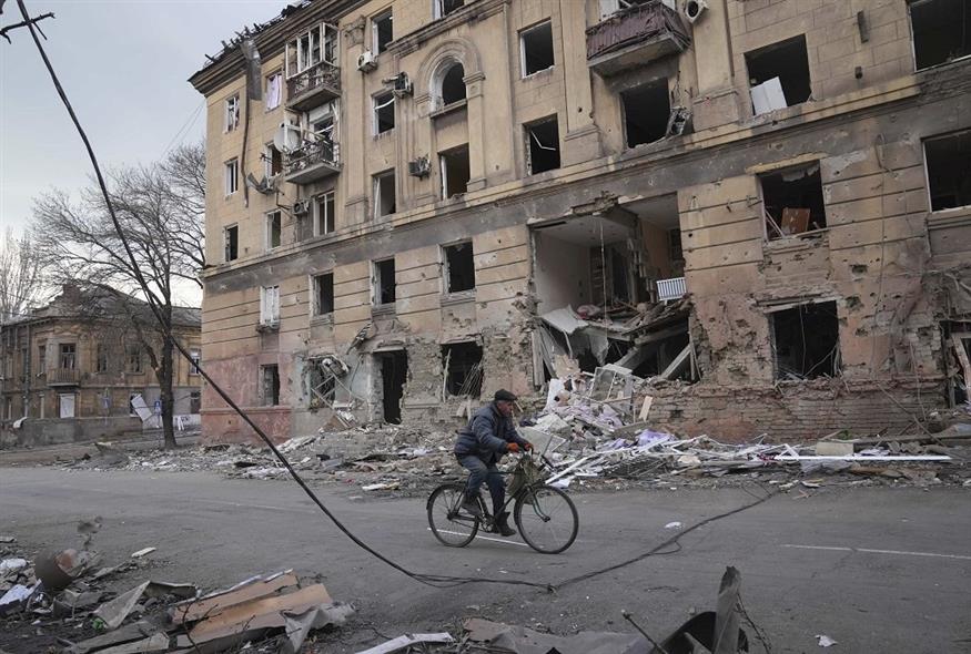 Βομβαρδισμένες κατοικίες στη Μαριούπολη (Associated Press)
