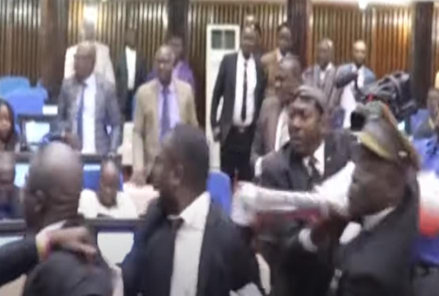 Κλωτσιές και μπουνιές στο κοινοβούλιο της Σιέρα Λεόνε/Video Capture