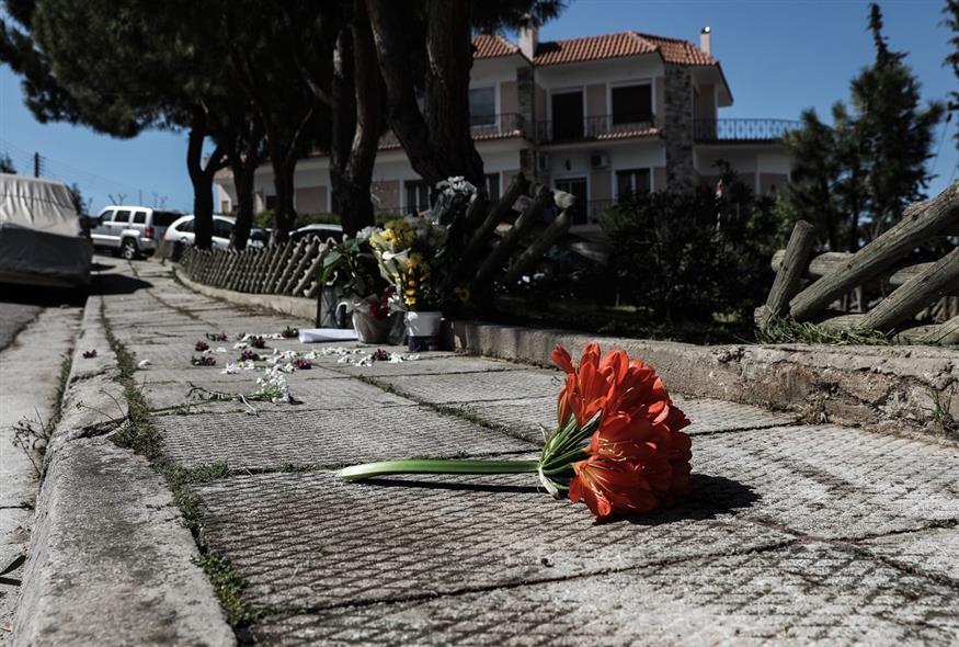Λουλούδι στο σημείο της δολοφονίας του Καραϊβάζ (EUROKINISSI)