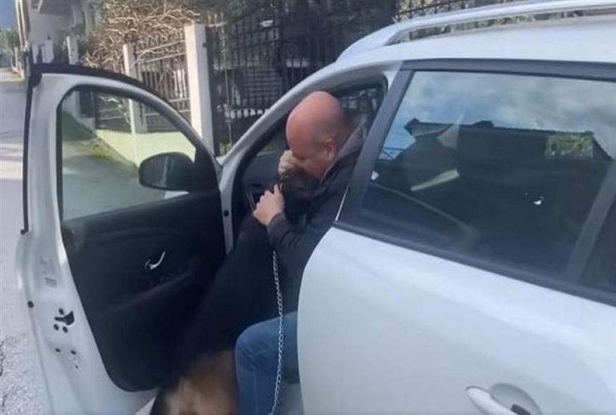 Θεσσαλονίκη: Επανασυνδέθηκε με τον σκύλο του, πέντε χρόνια μετά (Screenshot)