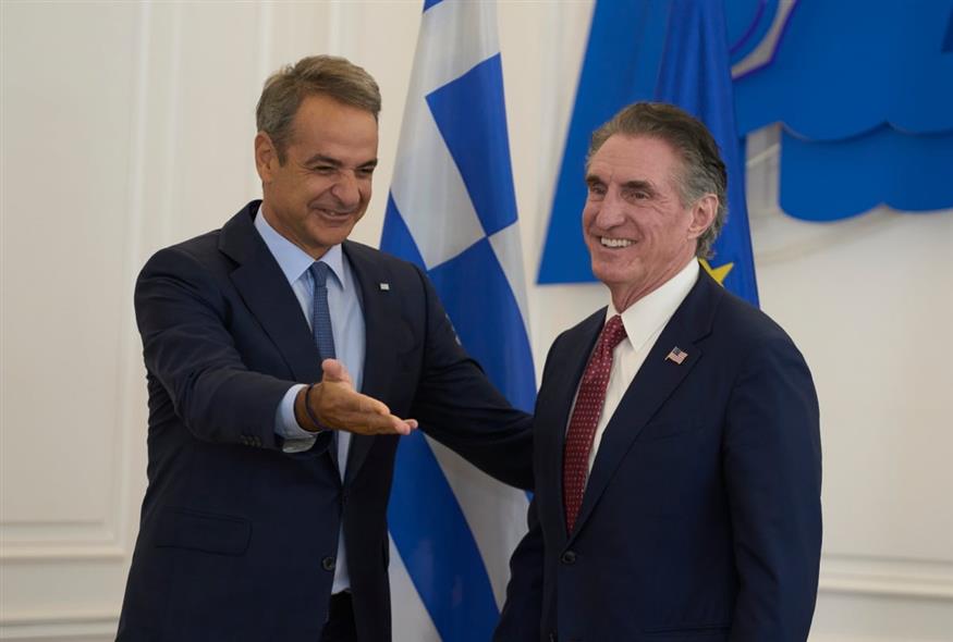 Ο Αμερικανός υπουργός ξεναγείται από τον Έλληνα πρωθυπουργό στο Μέγαρο Μαξίμου (Petros Giannakouris/AP)