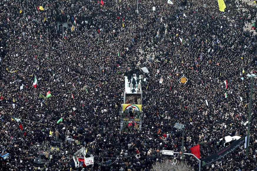 Δεκάδες χιλιάδες Ιρανοί στην κηδεία του Σουλεϊμανί (AP)