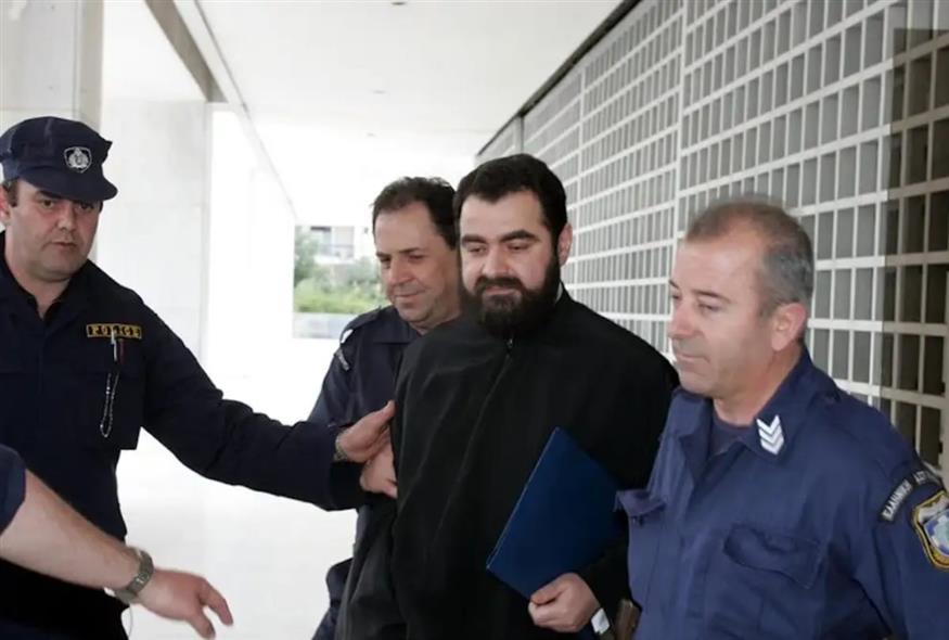 Ο πρώην αρχιμανδρίτης Ιάκωβος Γιοσάκης στον Άρειο Πάγο συνοδεία αστυνομικών (ΑΠΕ ΜΠΕ)
