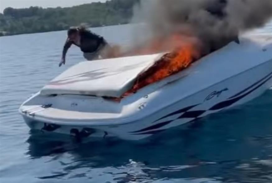 Ζευγάρι πηδάει από βάρκα που έχει τυλιχθεί στις φλόγες, λίγο πριν εκραγεί