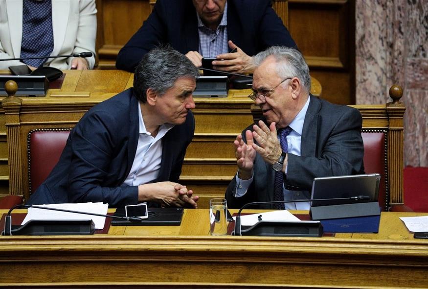Γιάννης Δραγασάκης και Ευκλείδης Τσακαλώτος στη Βουλή (φωτογραφία αρχείου / Eurokinissi)