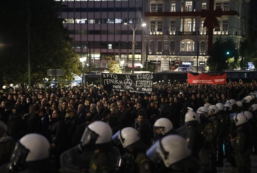Χιλιάδες άνθρωποι στην πορεία του Πολυτεχνείου (INTIME)