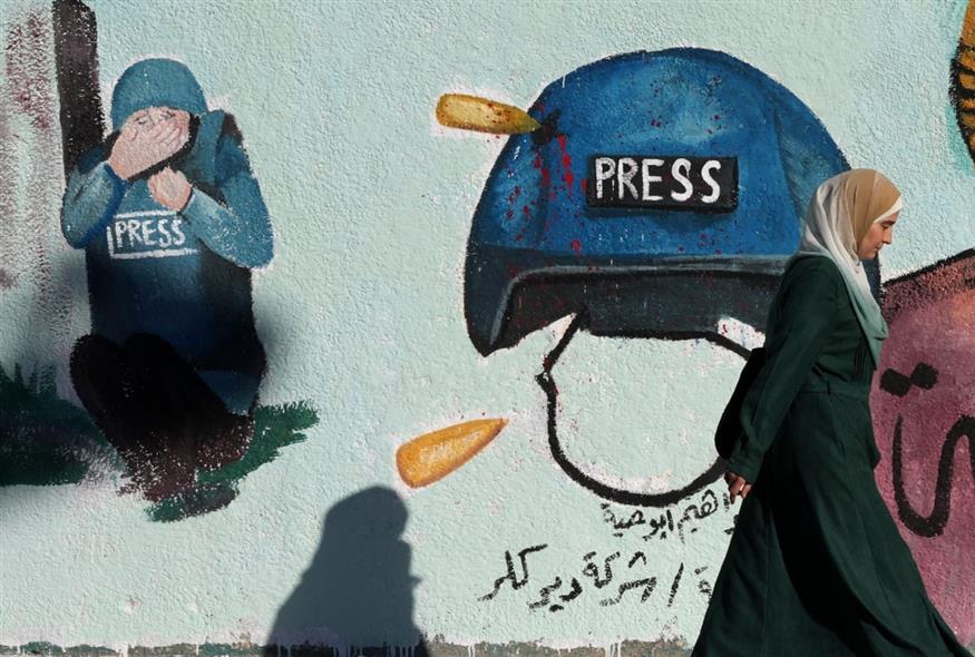 Τοιχογραφία της δολοφονημένης δημοσιογράφου Shireen Abu Akleh, η οποία σκοτώθηκε κατά τη διάρκεια ισραηλινής στρατιωτικής επιδρομής στην πόλη Τζενίν της Δυτικής Όχθης, σε τοίχο στην πόλη της Γάζας (AP Photo/Adel Hana, File)(AP Photo/Adel Hana, File)