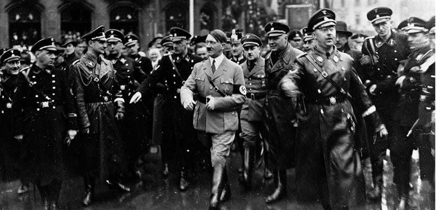 Ο Αδόλφος Χίτλερ με τους επιτελείς του στα χρόνια της παντοδυναμίας του (AP)