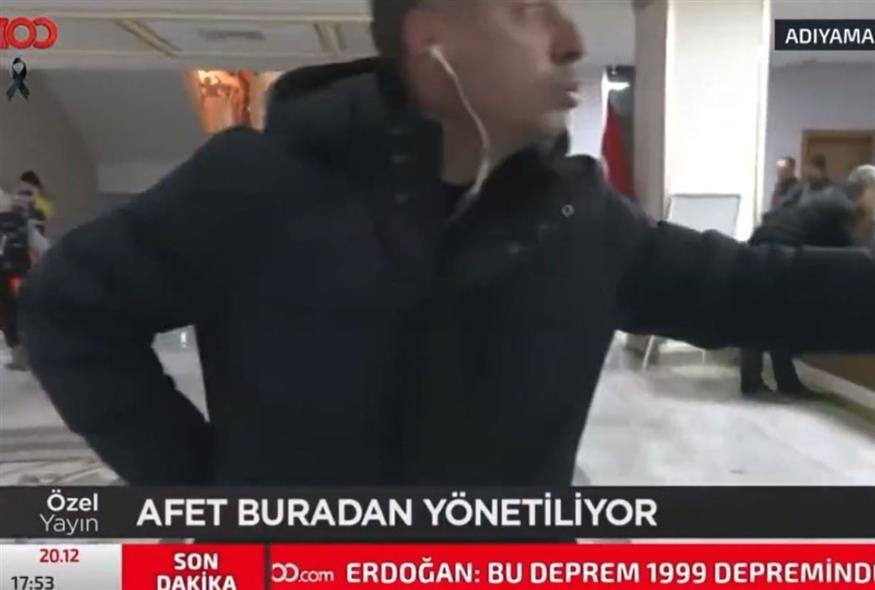 Τούρκος δημοσιογράφος έκρυψε το μικρόφωνο για να μην ακουστούν αποδοκιμασίες για τον Ερντογάν (Video Capture)