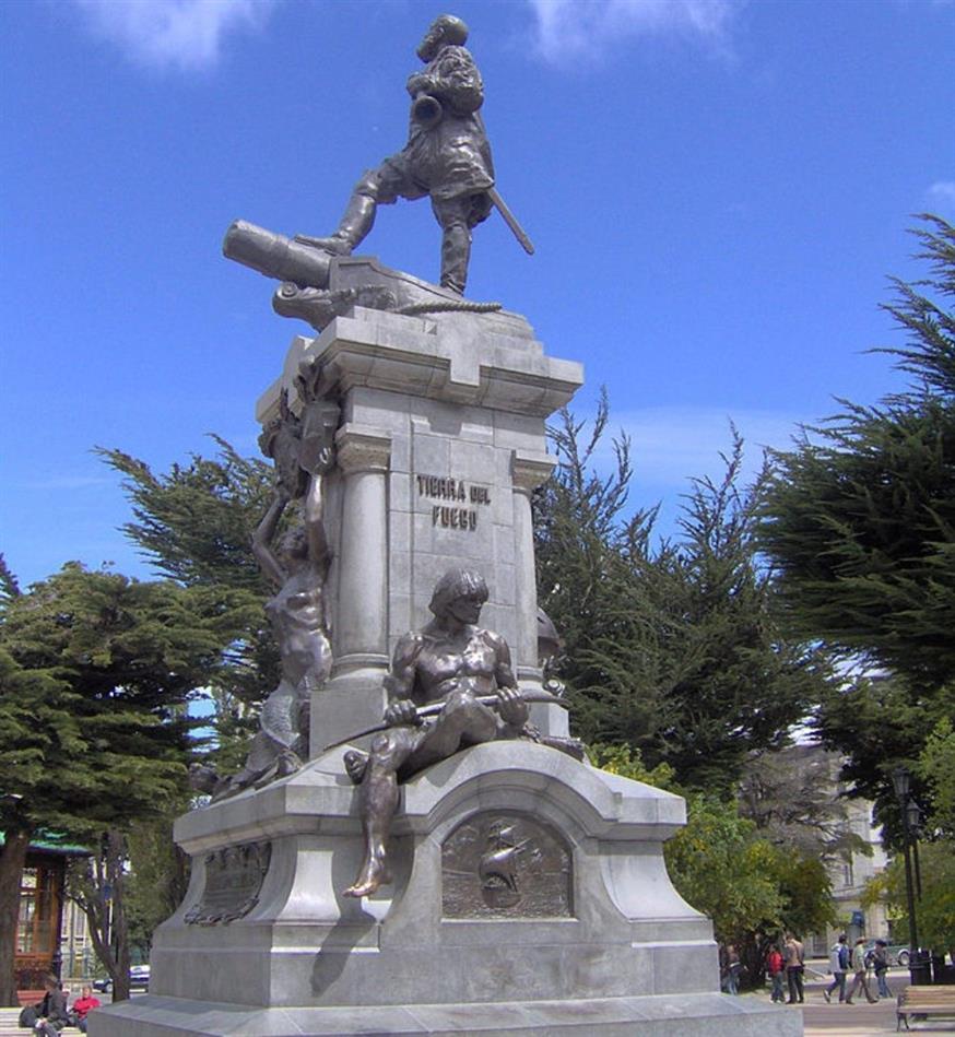 Το άγαλμα του Μαγγελάνου, στη Χιλή, κοιτάζει το Στενό που φέρει το όνομά του