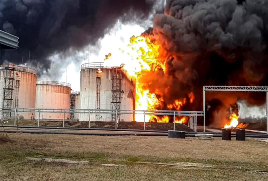 φωτιά σε δεξαμενές πετρελαίου στη Ρωσία/AP