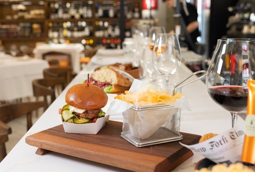 Κολασμένα μίνι μπέργκερ με κεφτέ και απίθανα τσιπς με γραβιέρα και λεμόνι