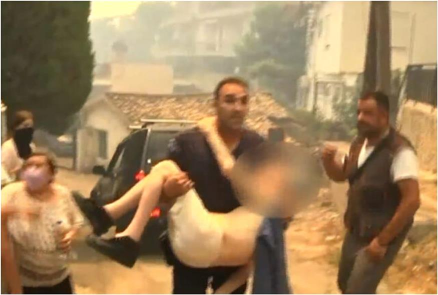 Η στιγμή που αστυνομικός σώζει ηλικιωμένο από τις φλόγες στην Πάτρα