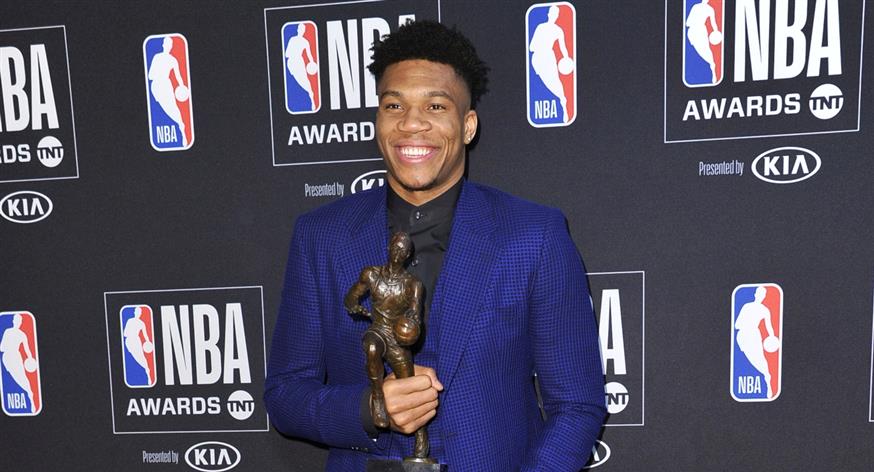 Χαμογελαστός και υπερήφανος ο MVP του ΝΒΑ Γιάννης Αντετοκούνμπο (AP)