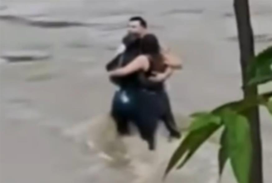Οι τρεις φίλοι αγκαλιάστηκαν πριν του παρασύρει ο ποταμός/video capture/Telegraph
