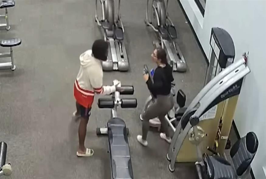 Γυναίκα παλεύει και απωθεί άνδρα που της επιτέθηκε μέσα σε γυμναστήριο