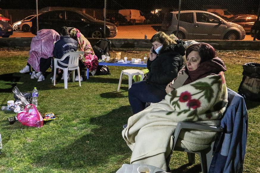 Οι κάτοικοι πέρασαν τη νύχτα τους μετά τον σεισμό έξω (copyright: Eurokinissi)