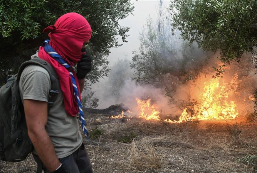 Εθελοντής στη μάχη με τις φλόγες στην Αχαΐα (EUROKINISSI)