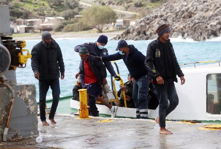 Μεταφορά 20 διασωθέντων μεταναστών στο Λιμάνι Καλών Λιμένων μετά το τραγικό ναυάγιο (ΙΝΤΙΜΕ)