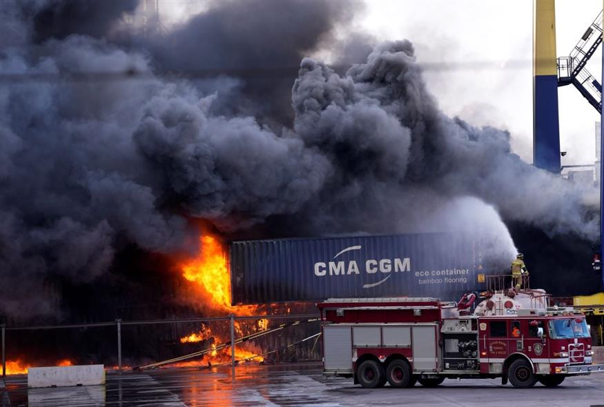 Εικόνα από τη φωτιά στο Ισκεντερούν (AP Photo/Hussein Malla)