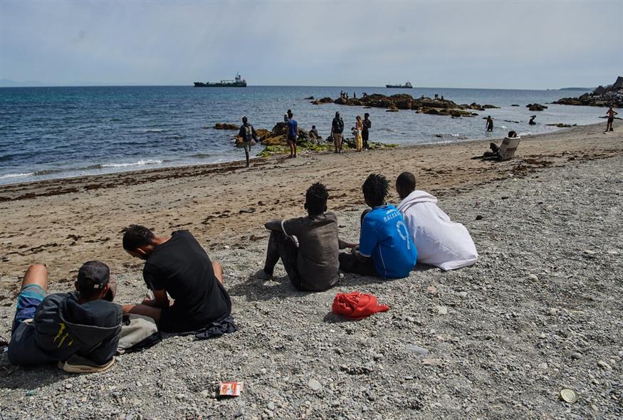 Σε δραματικές συνθήκες χιλιάδες μετανάστες στη Θέουτα /ΑP (gallery)